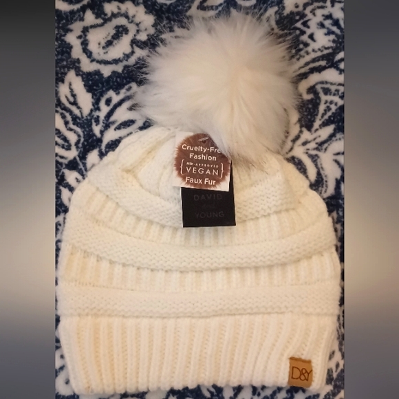 David and Young faux fur cruelty free vegan white puff beanie - Picture 1 of 4